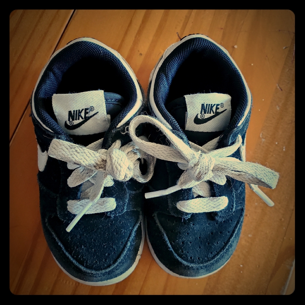 Some baby nike le's